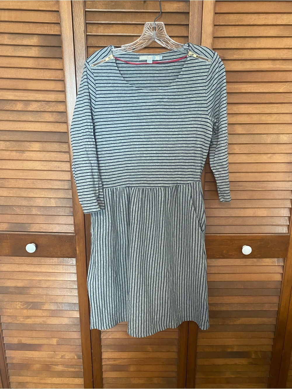 Boden Janie Dress Gray Navy Striped Knit 3/4 Sleeve Gold Shoulder Zip Size 10